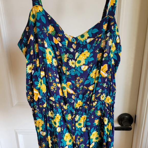 Tank tops with button accents - Picture 6 of 6